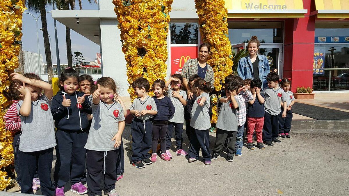Ausflug zu McDonalds mit dem KG1. (Foto: EMS/Arab Episcopal School) Ausflug zu McDonalds mit dem KG1. (Foto: EMS/Arab Episcopal School)