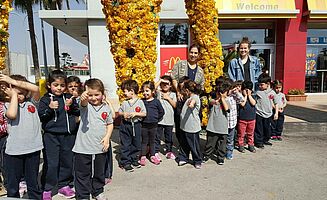 Ausflug zu McDonalds mit dem KG1. (Foto: EMS/Arab Episcopal School)
