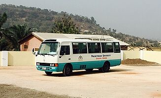 Der Schulbus des Presbyterian University College (Foto: EMS/ Sandherr)