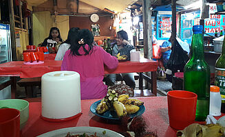 Zum Mittagessen in einem indonesischen Warung (Foto: EMS/Hackenberg)