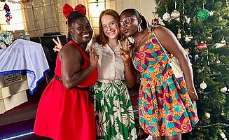 Doreen, Erika und ich vorm Tannenbaum in der Kirche (EMS/ Anokye) Doreen, Erika und ich vorm Tannenbaum in der Kirche (EMS/ Anokye)
