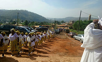 Prozession zur Kirche am Presbyterian Church Day, hier mit der Christian Women Fellowship - Gruppe (Foto: EMS/Knapmeyer)