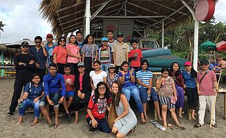 alle Kinder des Pantis, die Heimleiterin Ibu Endang und ich (Photo:EMS/Roth)