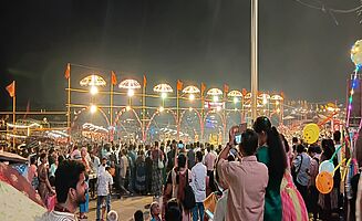 Blick auf das "Ganga Aarti", das Lichtritual, das jeden Abend am Ganges stattfindet, und die Pilger, die daran teilnehmen. (Foto: EMS/Jooß)