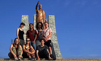Von h. L. nach v. R.: Sophie, Alisha, Jonas, Marvin, Hannah, Carolin und Anton vor dem Mausoleum Kwame Nkrumahs