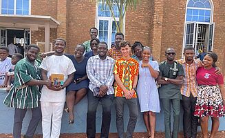 Abschiedsfoto mit Freunden nach dem Gottesdienst (Foto: EMS/Edel Farinha)