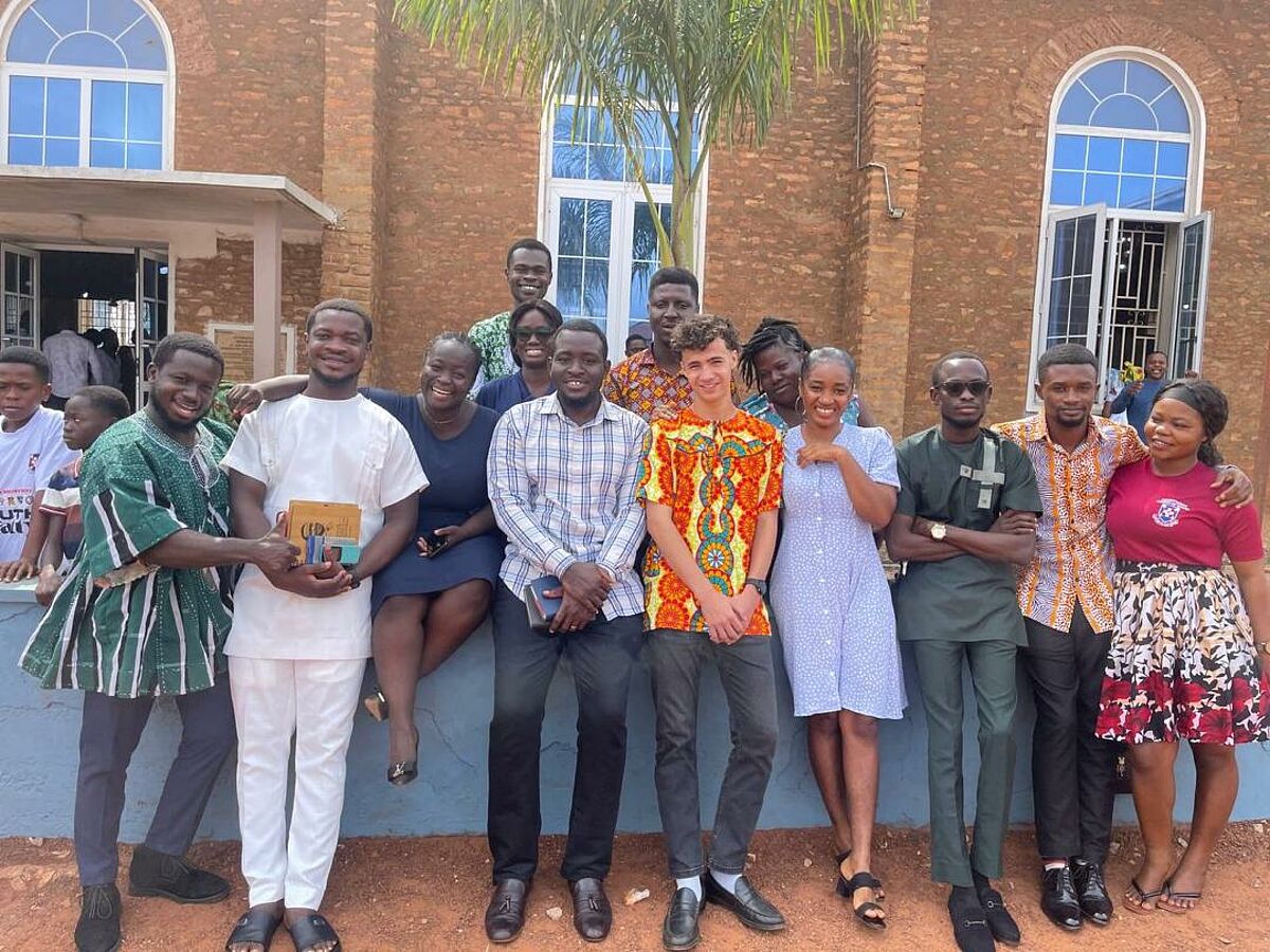 Abschiedsfoto mit Freunden nach dem Gottesdienst (Foto: EMS/Edel Farinha)