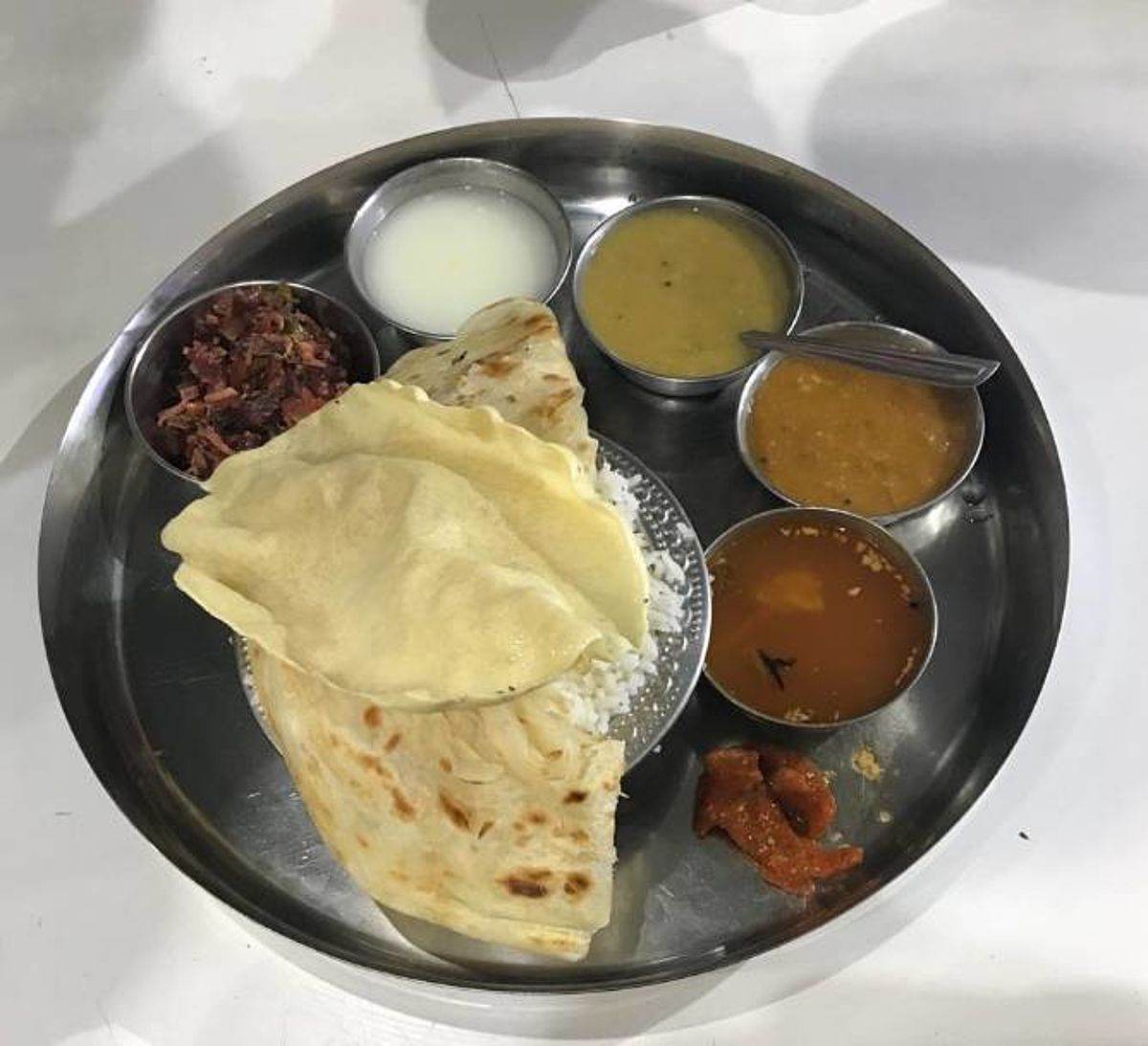 Große Auswahl: Puri, Chapati und Papu, Chutney, Curry und Joghurt (Foto: EMS/Gieseke)