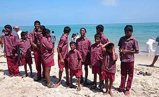 Eine Gruppe Jungs am Meer, bei dem Ausflug nach Rameswaram (Foto:Trawnitschek/EMS)