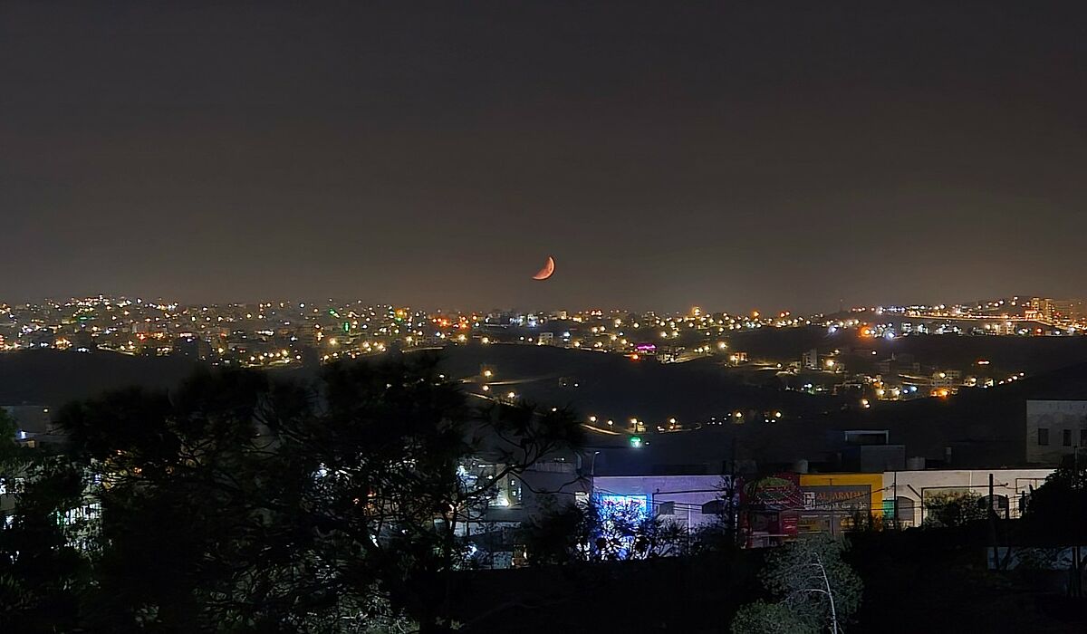 Ausblick von der Dachterrasse des TSS-Internats auf Amman bei Nacht mit orangenem Sichelmond (Foto: EMS/Taut) Ausblick von der Dachterrasse des TSS-Internats auf Amman bei Nacht mit orangenem Sichelmond (Foto: EMS/Taut)