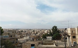 Der Ausblick auf Irbid. An den Wolken sieht man, dass es langsam Herbst wird und die Tage nicht mehr so heiß sind. (Foto: EMS/Garden)