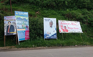 Plakate am Straßenrand für die nächsten Wahlen (Foto: EMS/Suwita)