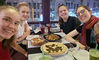 Abendessen in der Innenstadt mit den EMS Jordanien-Freiwilligen: Caro, Margarethe, Ailu, Julia (Foto: EMS/Taut)