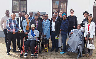 Mit den Teilnehmer*innen des Jugendtreffens und Kindern des Elim Home nach dem Gottesdienst vor der Kirche in Elim (Foto:EMS/Cohnen)