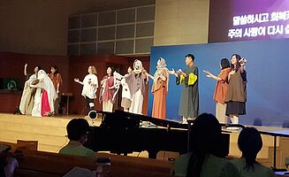 Das ist die letzte Szene von einem kleinen Anspiel zur Predigt beim Familiengottesdienst (Foto: EMS/Kang/1. Kirche Gwangju)